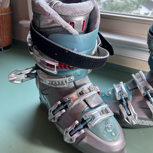 Tecnica Attiva Entryx Women’s Ski Boots - Picture 3 of 14